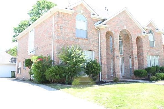 2nd image of 3220 Essex Dr