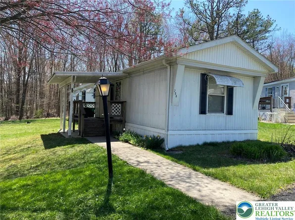 206 Creekside Manor Dr, Lehighton, PA 18235
