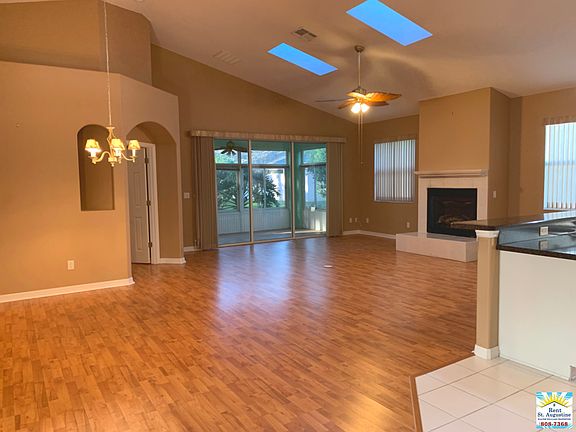 3rd image of 833 Crestwood Dr