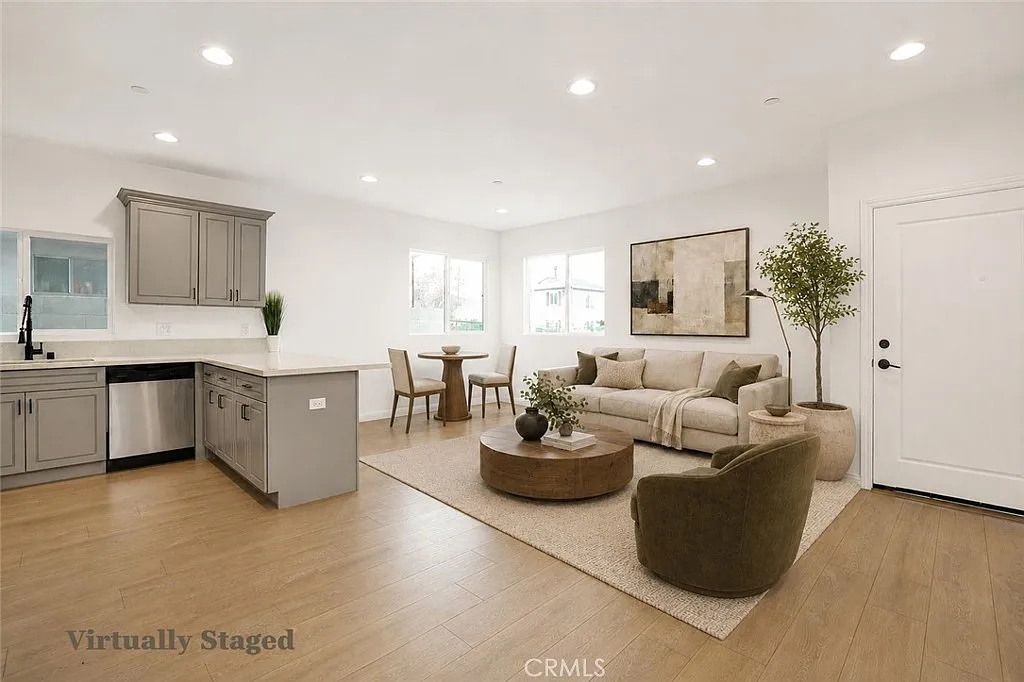 3 bed, 1150 sqft, $3,395 — Photo 3
