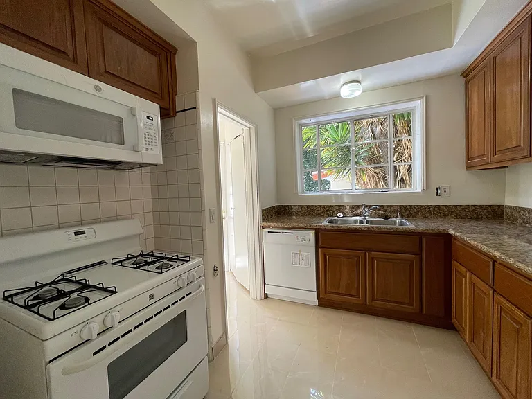 10804 Lindbrook Dr — Photo 5