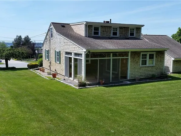 20 Shannon Ave, Tiverton, RI 02878