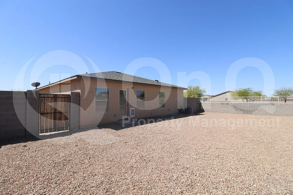 3 bed, 2.0 bath, 1202 sqft, $1,549 — Photo 3