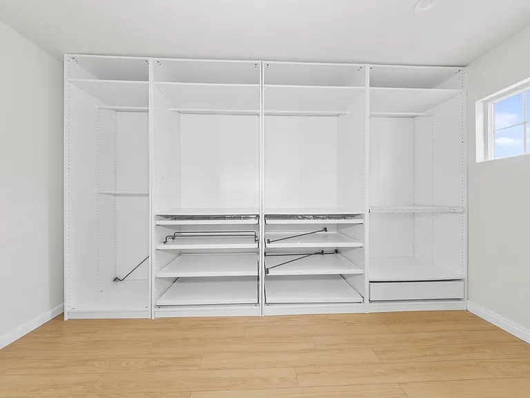 10554 Plainview Ave — Photo 40