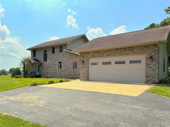 7721 Walsh Rd, Godfrey, IL 62035