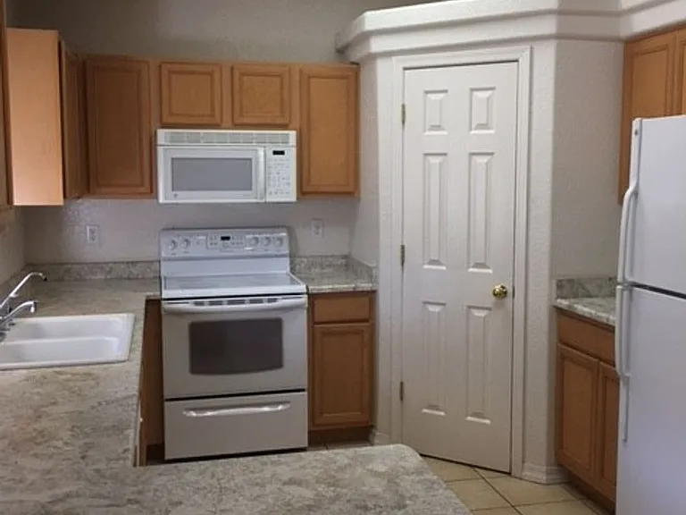 3301 Tolteca Dr — Photo 7