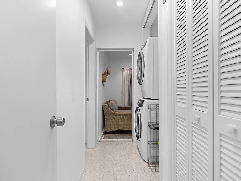 410 Venetian Dr — Photo 16