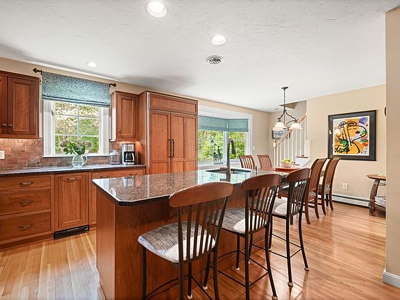 4th image of 22 Herrick Dr