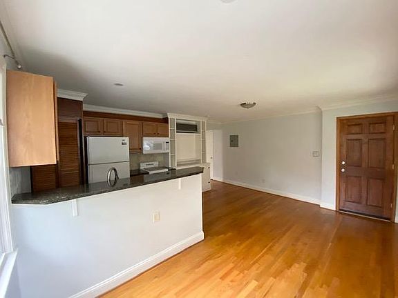 4th image of 619 N Monroe St APT 1