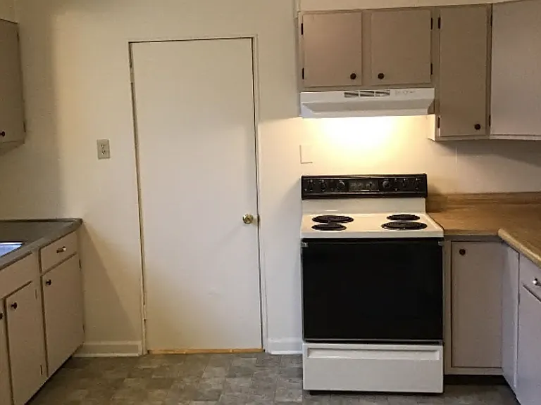 547 S 2nd St — Photo 3