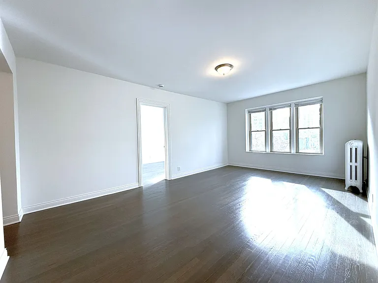1800 N Farwell Apartments — Photo 10