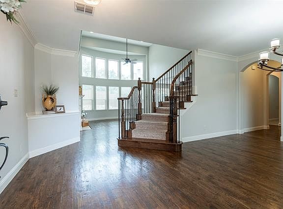 3rd image of 861 Hawthorn Dr