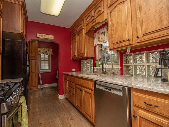 4th image of 501 Lake St