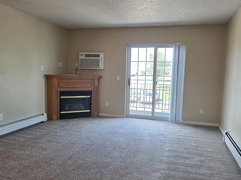 880 Kingsway Dr — Photo 3