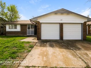 1044 W Main St, Moore, OK 73160