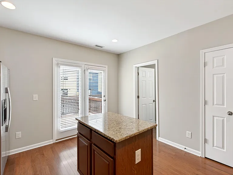 240 Michigan Ave — Photo 18