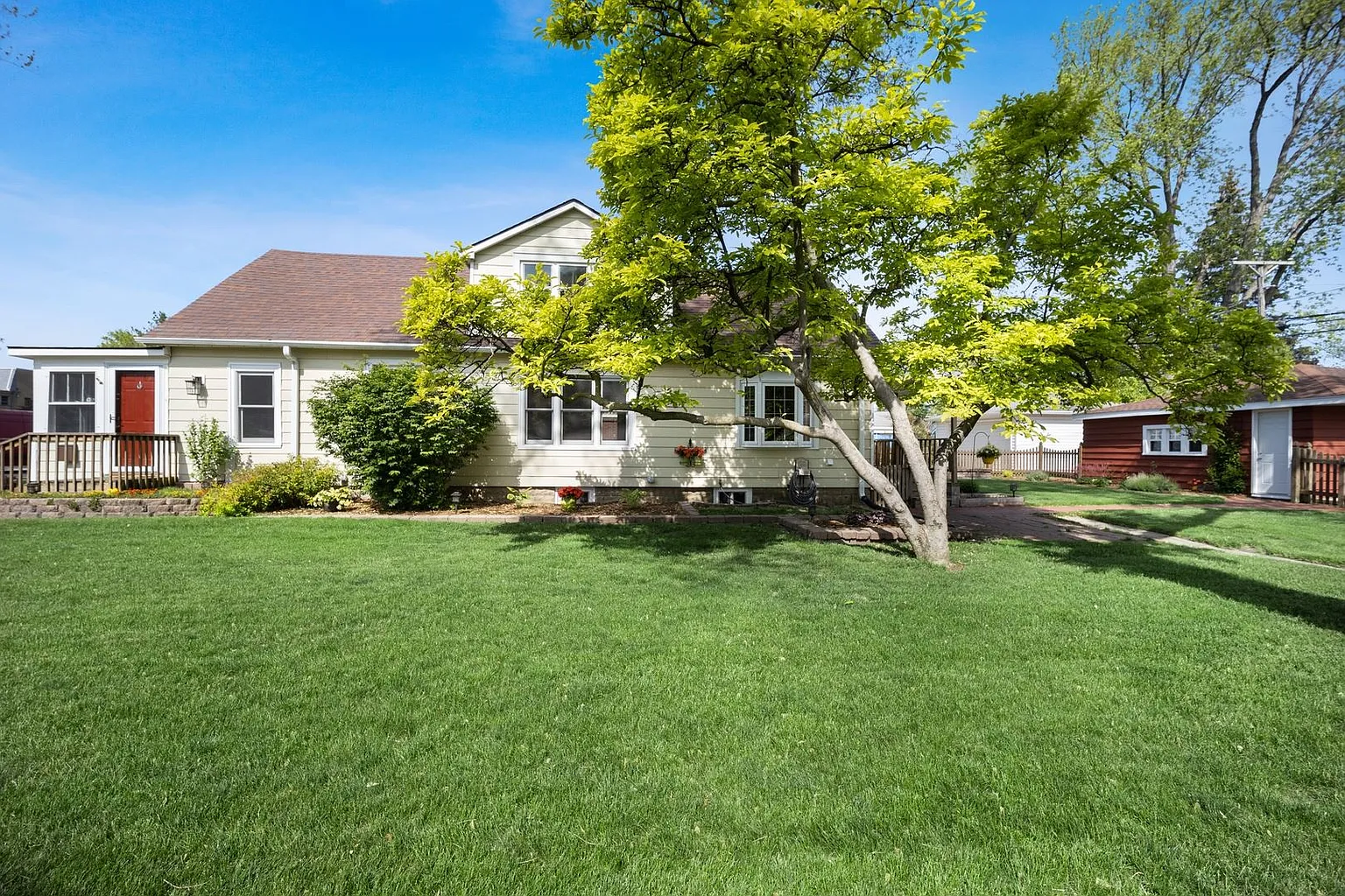 990 Rose Ave photo 1
