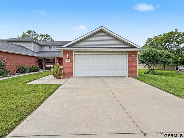 7631 Maple Village Dr, Lincoln, NE 68510