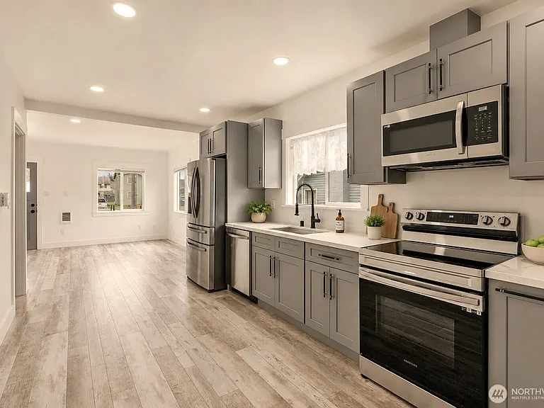 9402 Portland Ave E — Photo 2