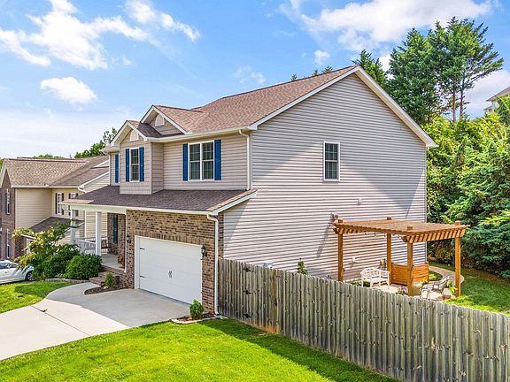 3rd image of 732 Heathgate Rd