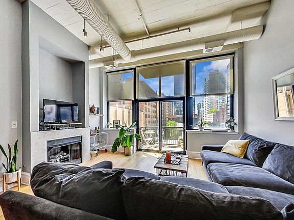 2nd image of 547 S Clark St APT 404
