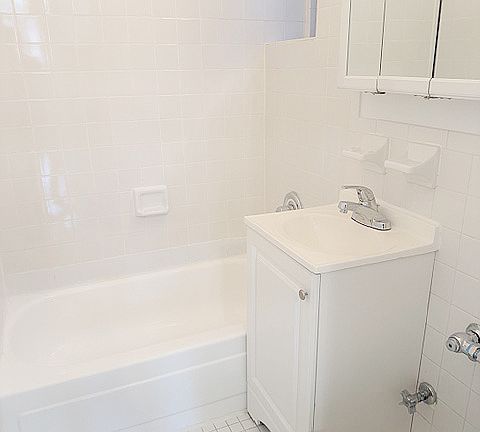 5th image of 313 E 90th St APT 5C