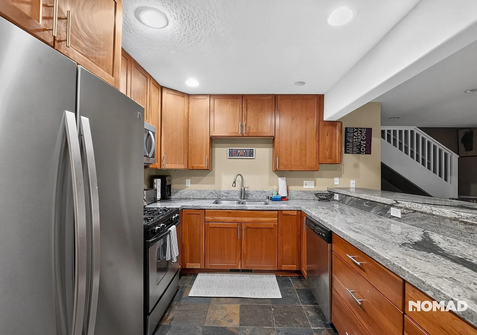 Spacious 4BR House in Tahoma + Loft — Photo 2