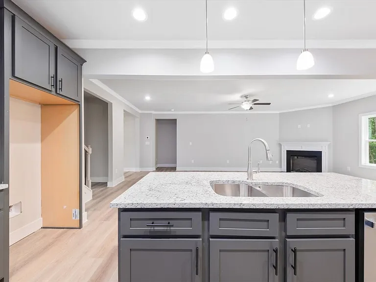 202 Railroad St — Photo 9