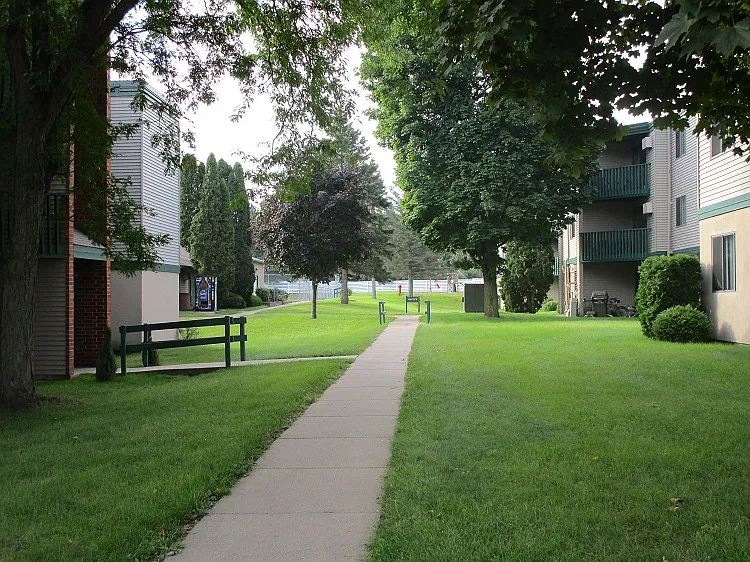Fairway Woods Apartments — Photo 4