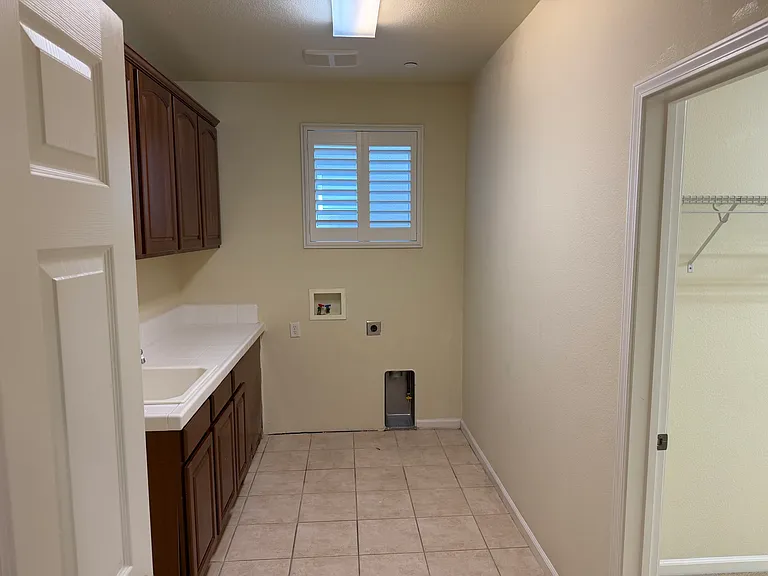 1427 Wyndham Ln — Photo 32