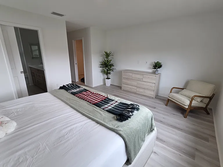 Master with 2 walk-in closets