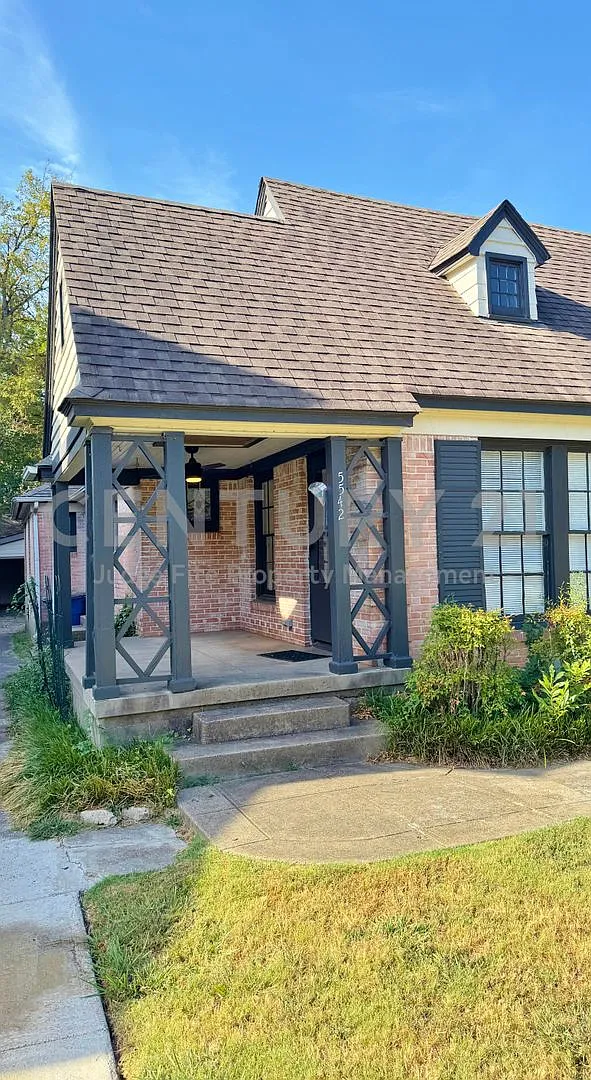 Cozy Tudor-Style 2/1 In Great Dallas Location For Rent! — Photo 1
