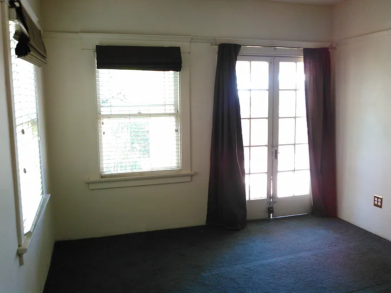 803 E 9th St — Photo 13