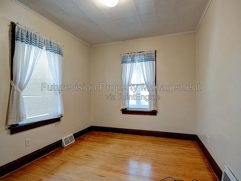 1105 Summit St — Photo 4