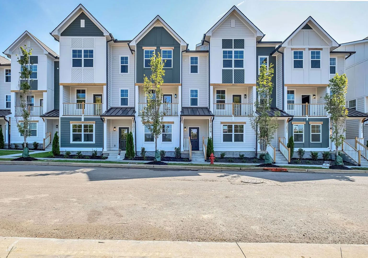 Bright and Airy Townhome at Maple Grove in East! — Photo 1