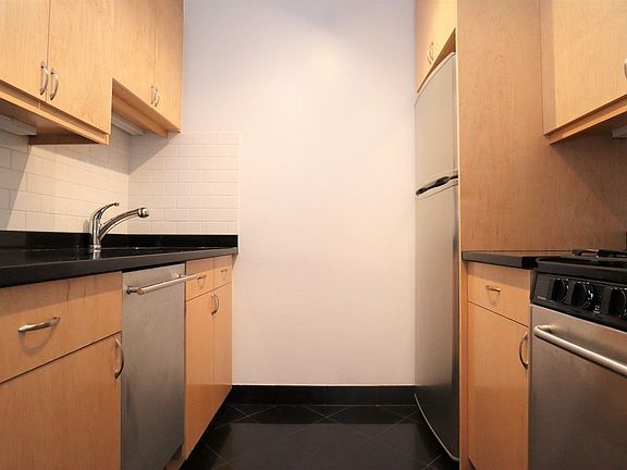 4th image of 420 E 79th St #4CC