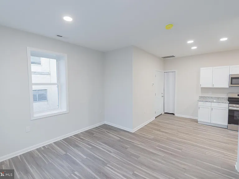 215 King St W #C — Photo 7