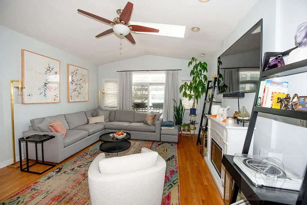 3 bed, 2.0 bath, 1600 sqft, $4,100 — Photo 3