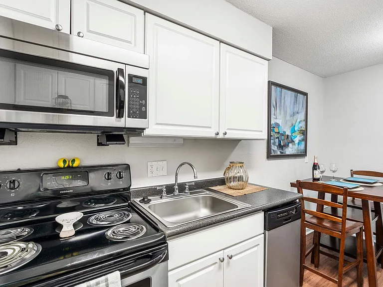 University Lake Apartments — Photo 7