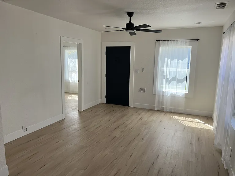 4541 V St — Photo 3