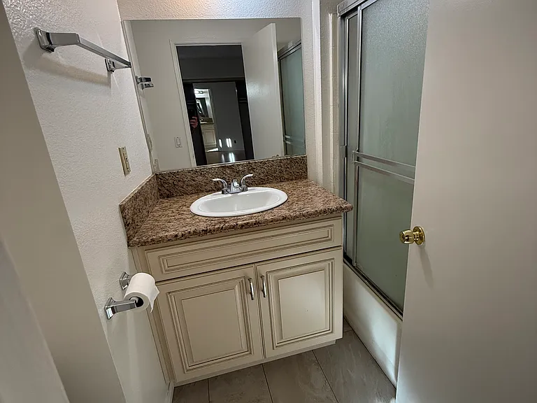 1046 Thompson Ave #5 — Photo 6