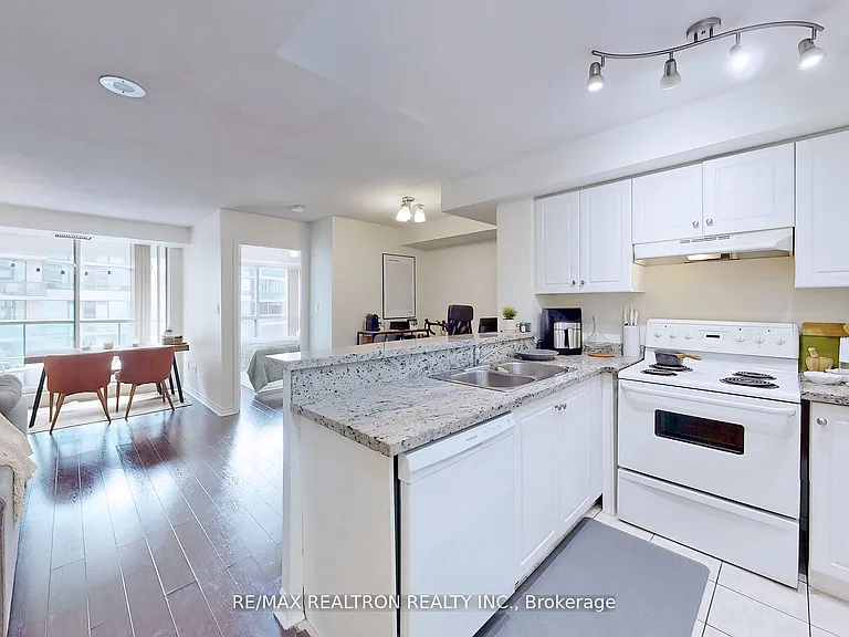 7 Lorraine Dr #2009 — Photo 16