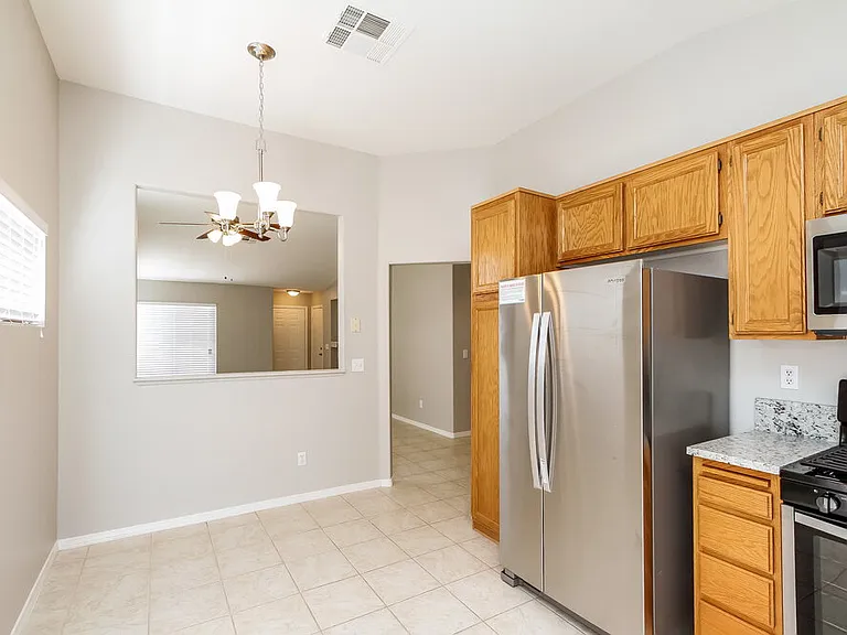 5560 Merriweather Dr — Photo 5