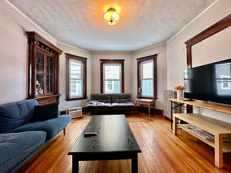 183 College Ave — Photo 2