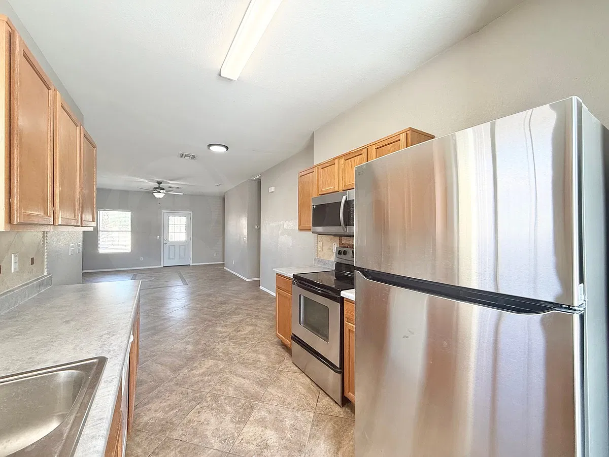 3 bed, 2.0 bath, 1151 sqft, $1,850 — Photo 4