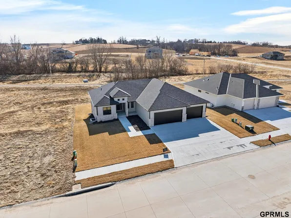21825 Parkview Dr, Gretna, NE 68028