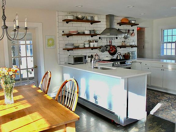 4th image of 102 Beechwood St