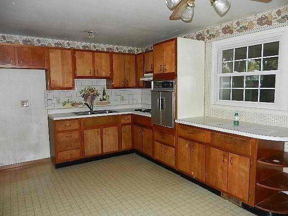 4th image of 1057 Marcellus Dr