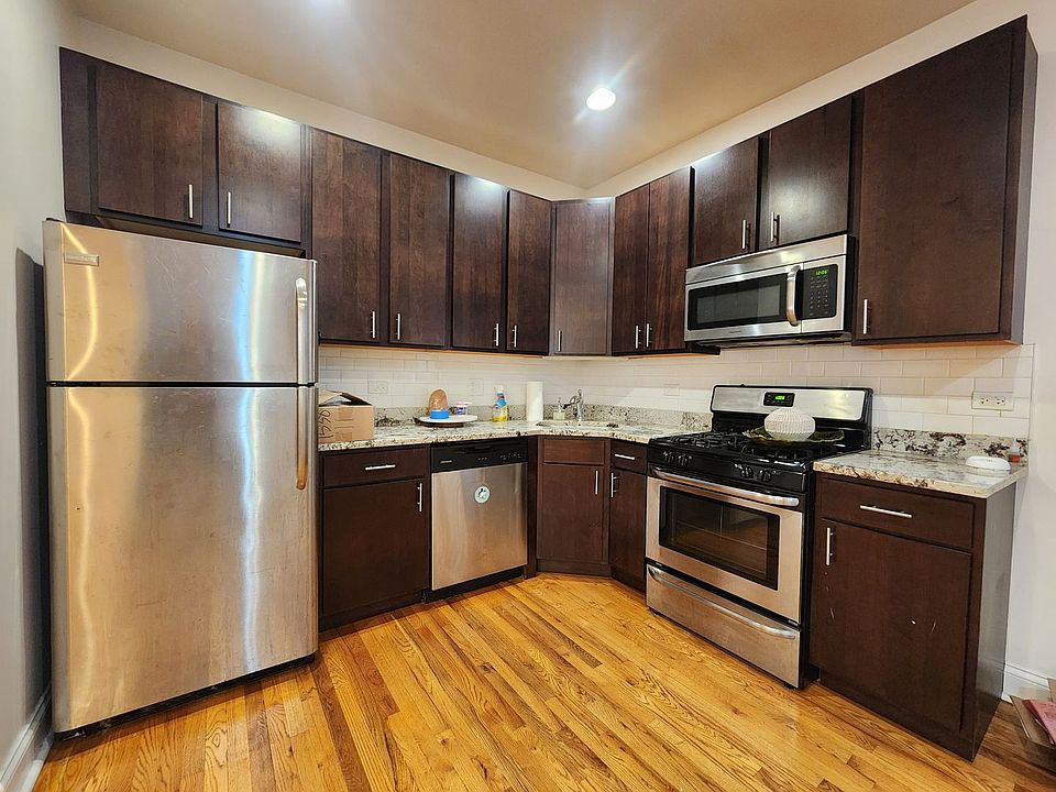 1st image of 3403 W Balmoral Ave APT 1