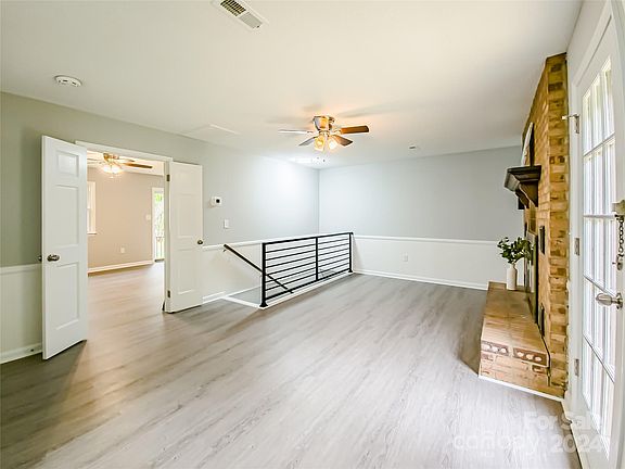 4th image of 2309 Berwick Dr